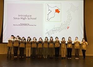 匝瑳高校海外留学先のホストスチューデント達の前でプレゼンテーションをする生徒達の画像