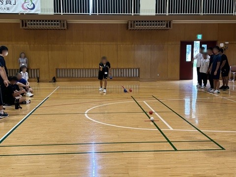 ボッチャを体験する様子