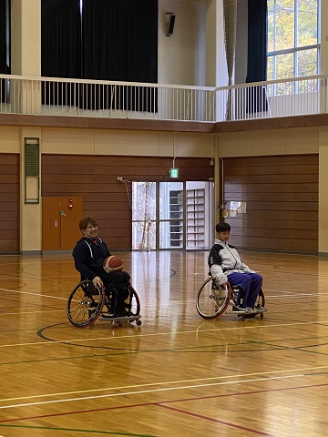 車いすの乗り方を説明する大嶋選手。