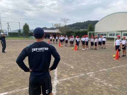 ドリブル練習を見守る佐藤さん