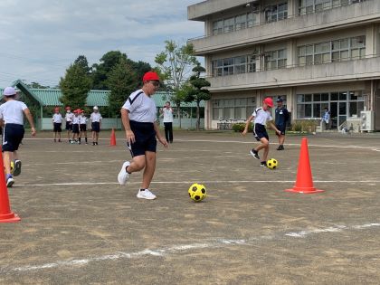 ドリブル練習をする児童達