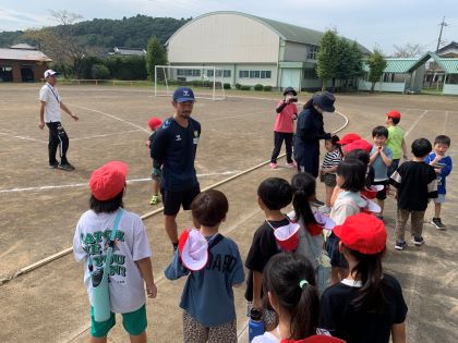 佐藤選手との会話を楽しむ児童達