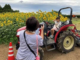 ブルーベリー観光農園で写真撮影をする様子