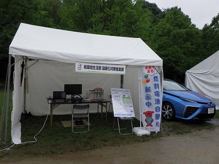 出展ブースと燃料電池自動車の写真