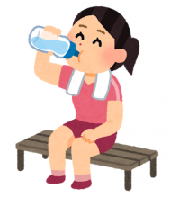 水を飲む女性