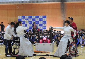 日本車いすフェンシング協会による学校訪問の様子