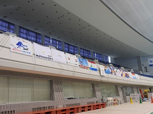 国際総合水泳場に県内学校が作った横断幕を掲出