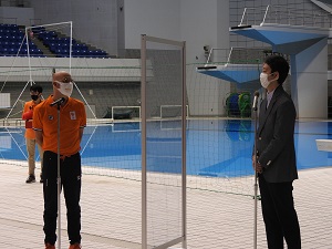 熊谷知事とオランダ水泳連盟のテクニカルディレクターを務めるアンドレ・カッツさん