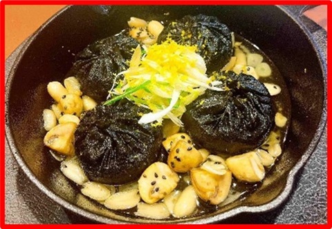 竹炭焼き小籠包の塩レモン 黒アヒージョ