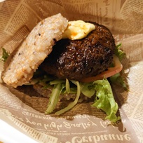 千葉の恵みをまるごと味わう贅沢ライスバーガー 伏姫ハンバーグライスバーガー(珈琲館サルビア)