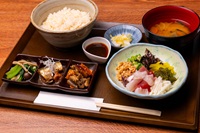 千葉県産鮮魚を使った海鮮ばくだん定食(海鮮お食事処 卯兵衛 アトレ新浦安店)