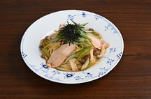 紫陽花ねぎとスモークチキン茸のバター醤油スパゲッティの画像