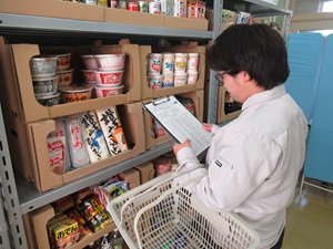 事務実務科の画像です。（商品の品出し訓練）
