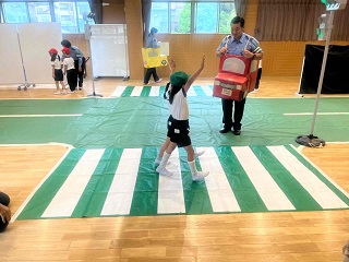 園児による道路横断体験