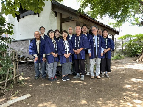 木下まち育て塾生が木陰で集合している様子