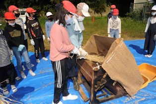 足踏脱穀機体験の画像