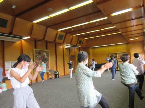 室内で大山音頭を踊る様子