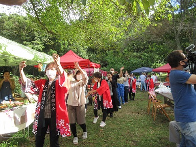 大山音頭を踊る様子