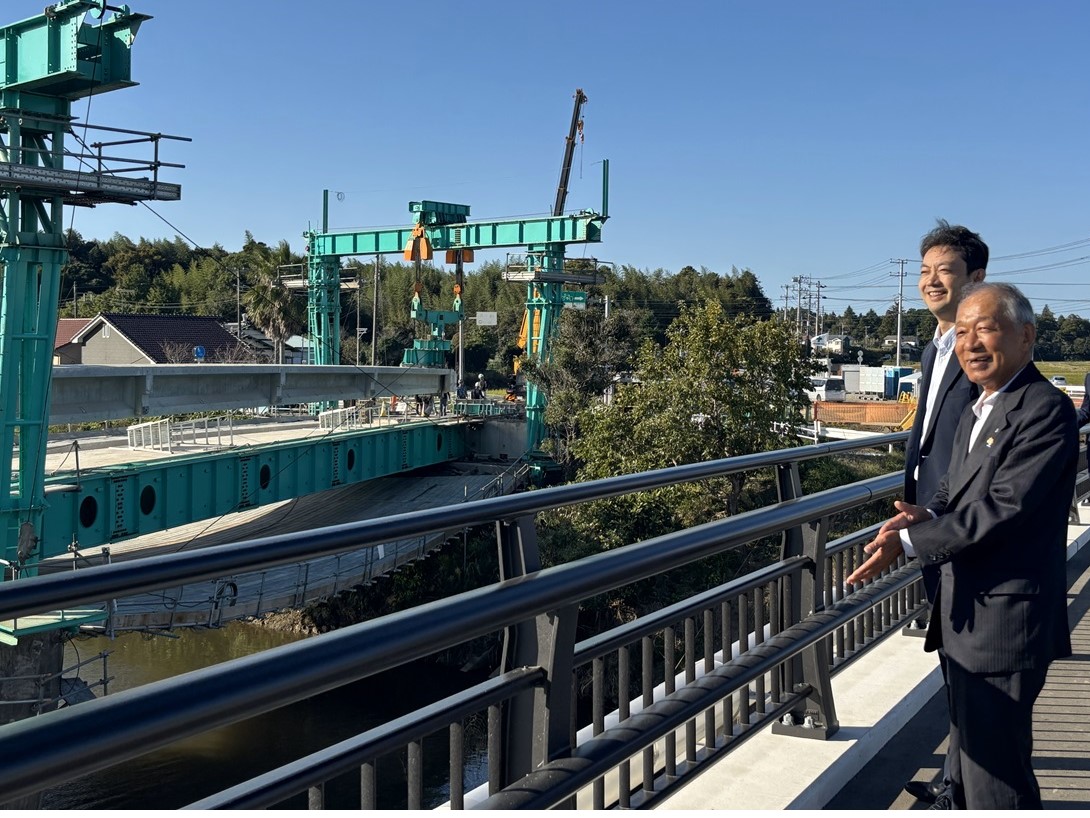 長生グリーンライン計画予定地周辺における現地視察の際、工事の状況を見ながら村長の説明を聞く知事の画像