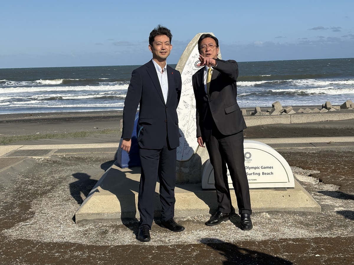 釣ヶ崎海岸広場における現地視察の際、モニュメント前で町長の説明を聞く知事の画像