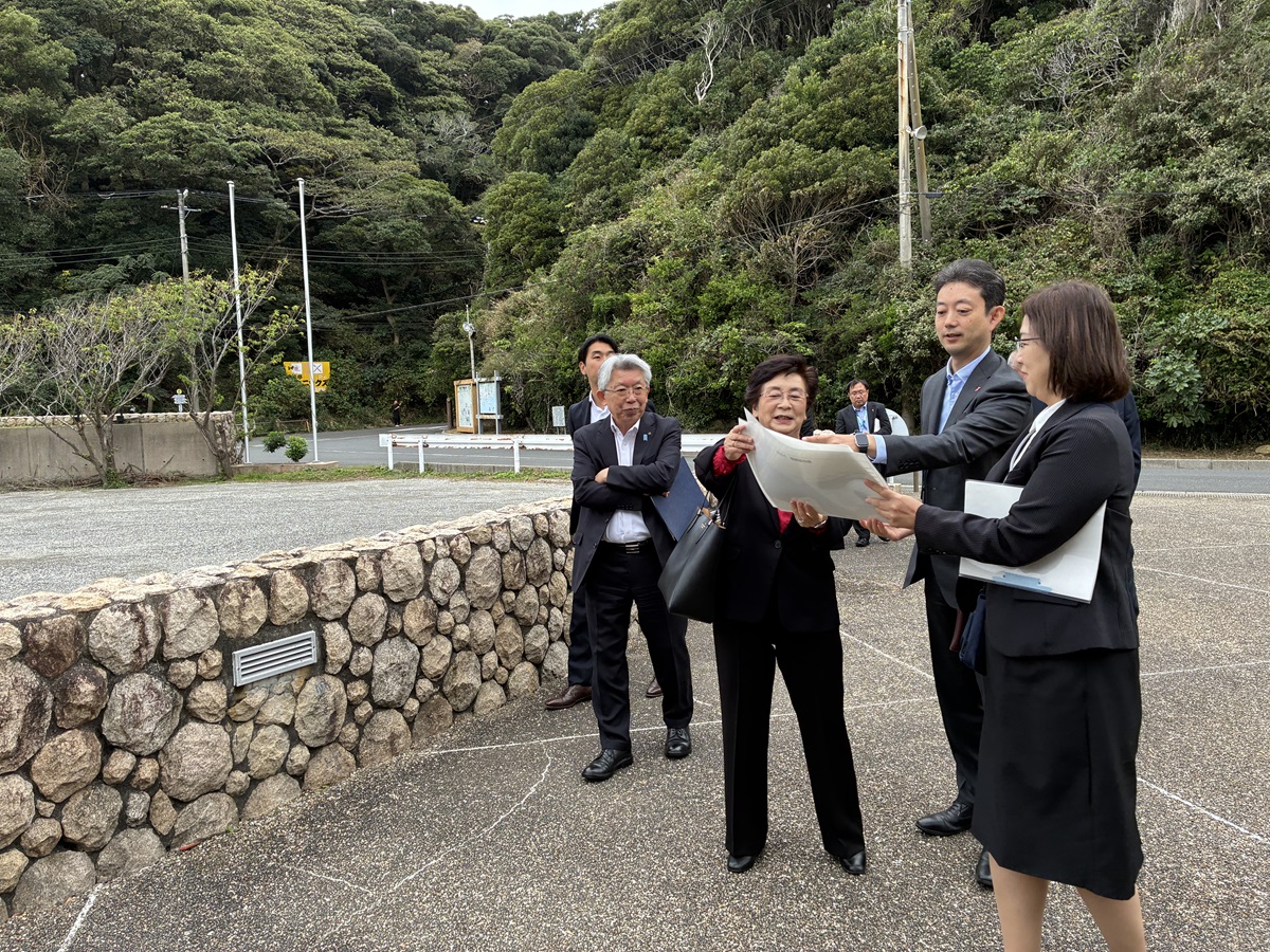 かつうら海中公園周辺における現地視察の際、資料を見ながら市長の説明を聞く知事の画像