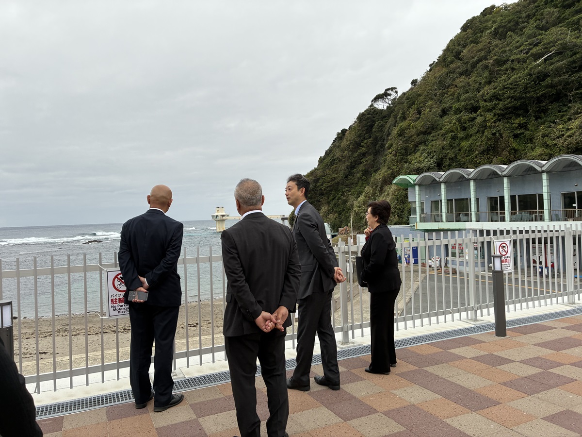 かつうら海中公園周辺における現地視察の際、海岸を見ながら市長の説明を聞く知事の画像