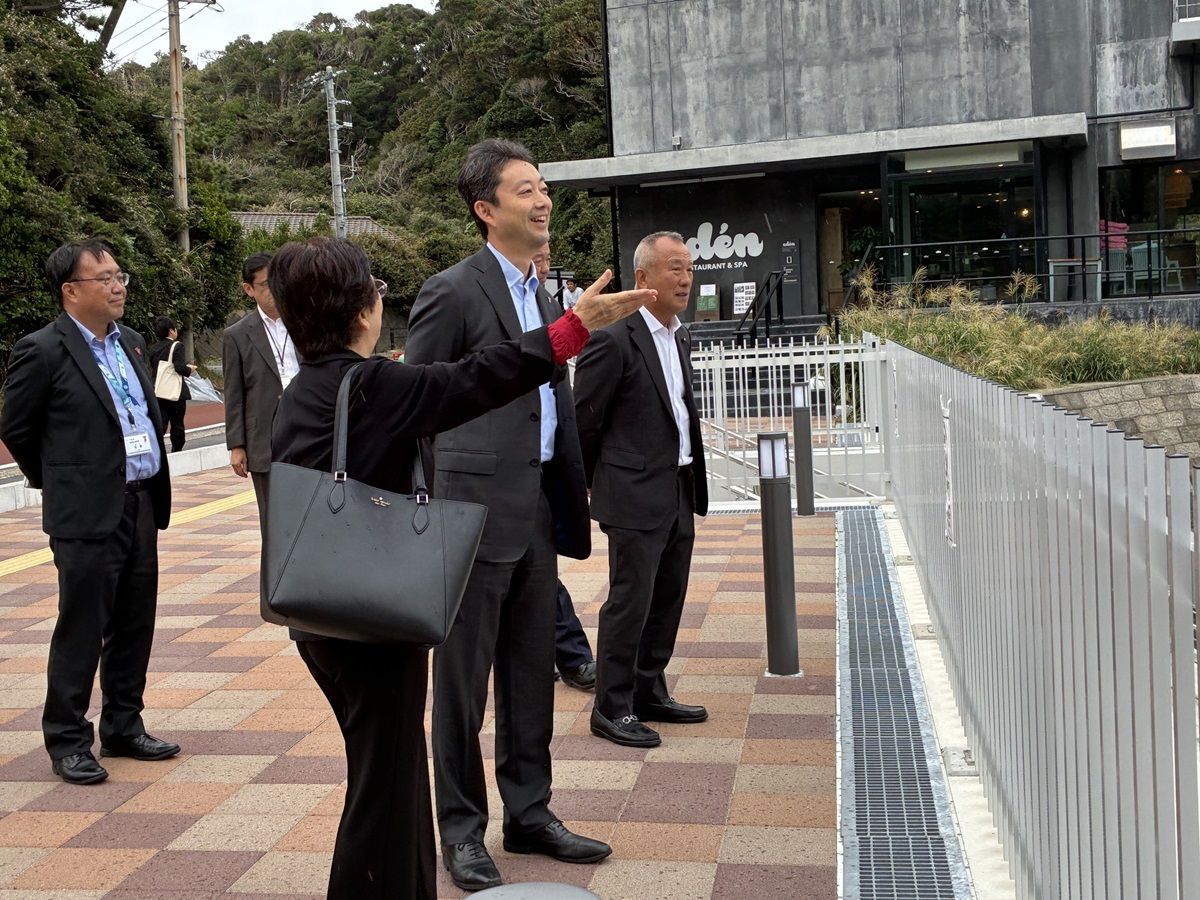 かつうら海中公園周辺における現地視察の際、市長の説明を聞く知事の画像