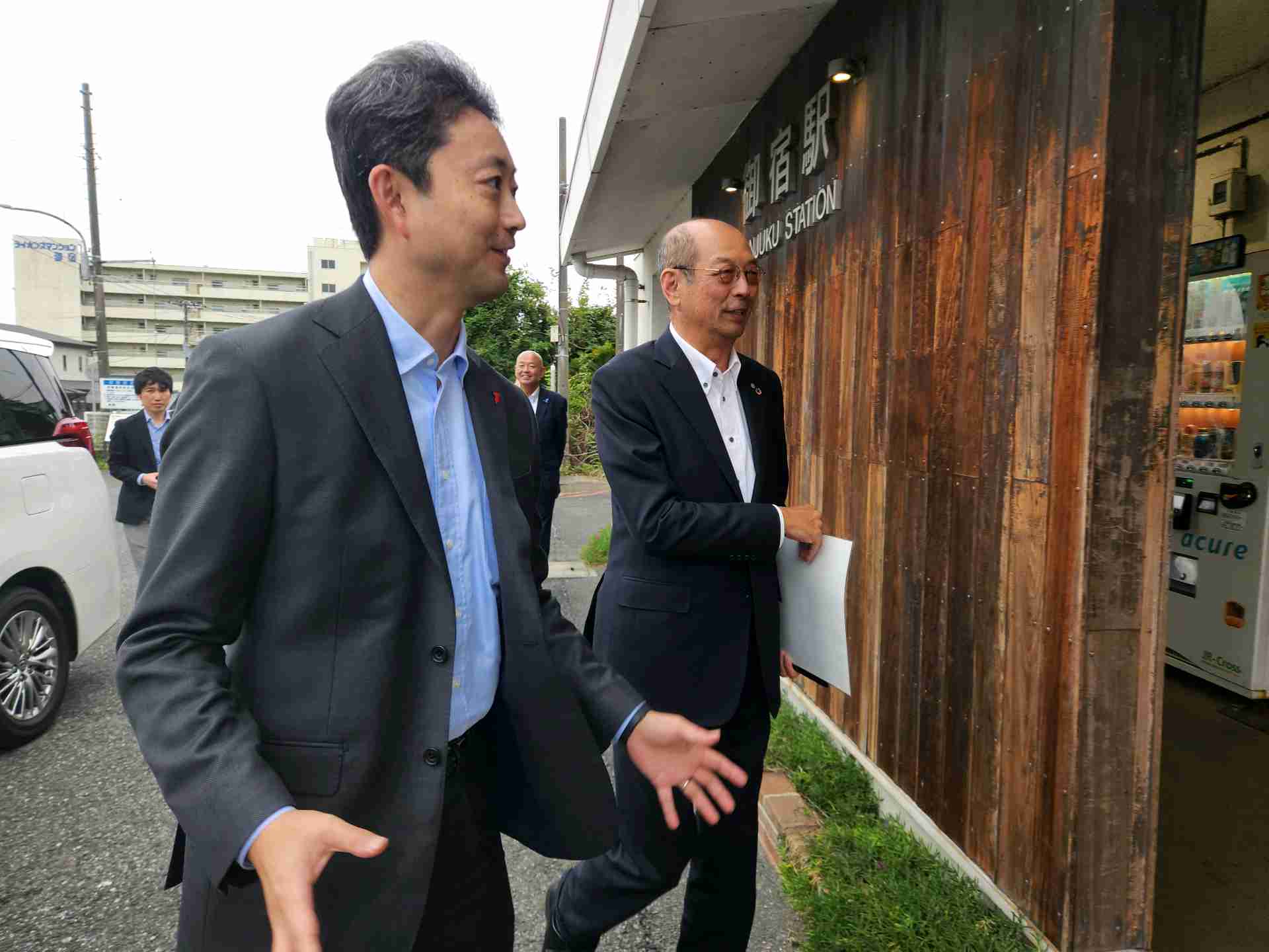 御宿駅西側周辺における現地視察の際、町長の説明を聞く知事の画像