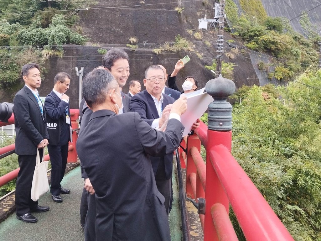 養老渓谷温泉街周辺における現地視察の際、資料を見ながら町長の説明を聞く知事の画像