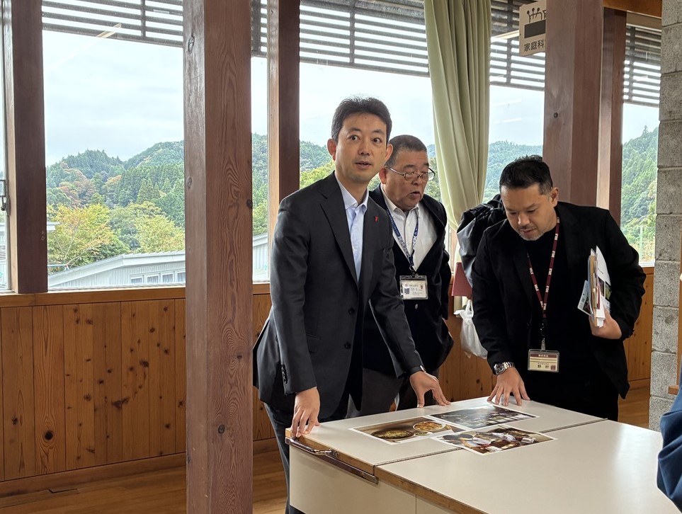 養老渓谷温泉街周辺における現地視察の際、町長の説明を聞く知事の画像