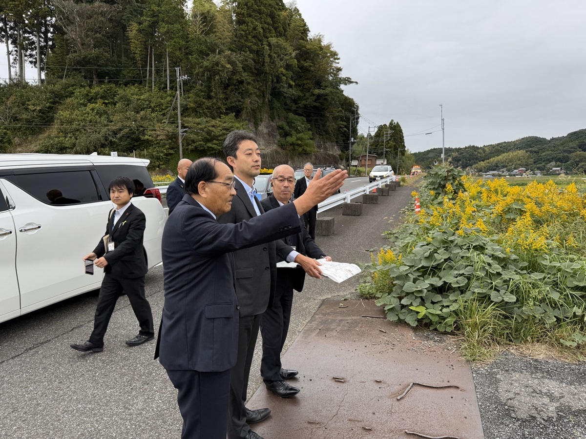 国道465号苅谷新田野バイパス整備予定地周辺における現地視察の際、市長の説明を聞く知事の画像