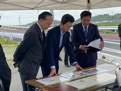 銚子連絡道路匝瑳インターチェンジ周辺における現地視察の際、机上の資料を見ながら匝瑳市長の説明を受ける知事の画像