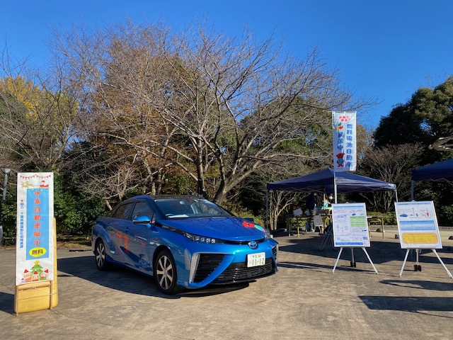 県の燃料電池自動車を出展する様子