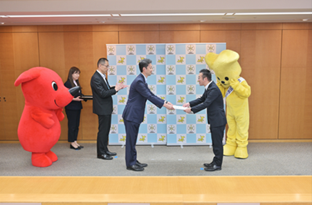 知事からの感謝状贈呈の様子