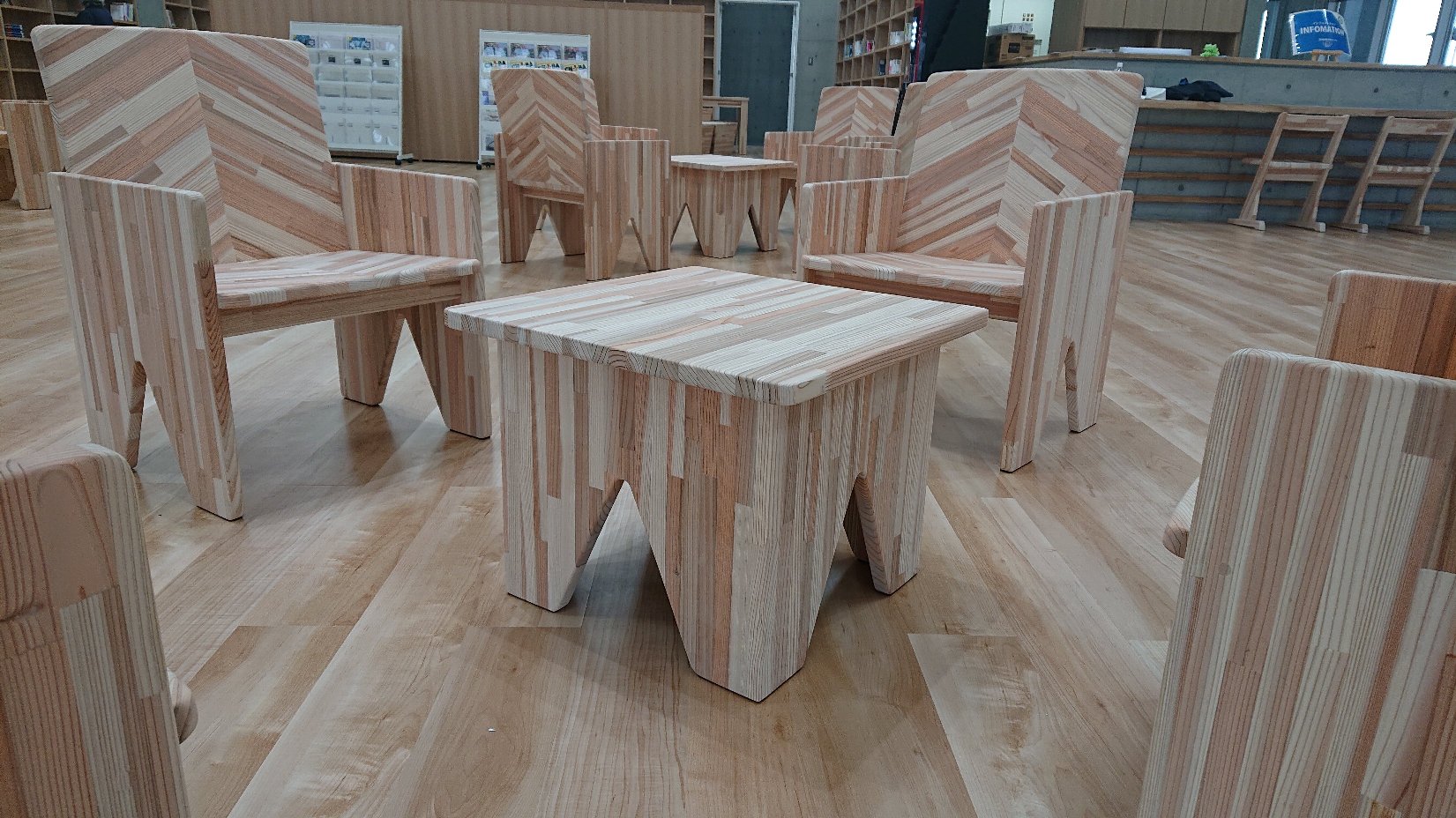 県産スギを使ったテーブル、椅子