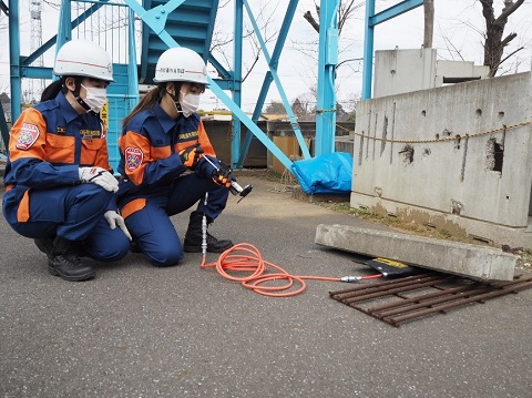 災害救助用エアージャッキの取扱訓練の画像