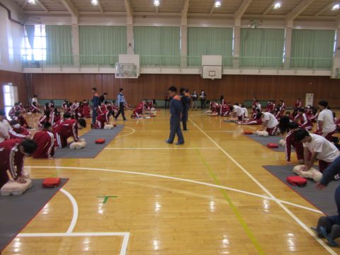 救命講習をしている画像