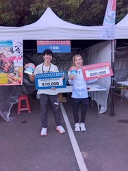 千葉県ブースの前で記念撮影をするランナー