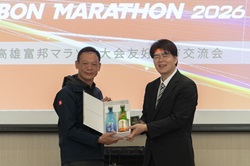 高雄市副秘書長とのお土産交換