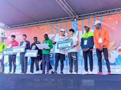 ハーフマラソン男子の表彰式の様子