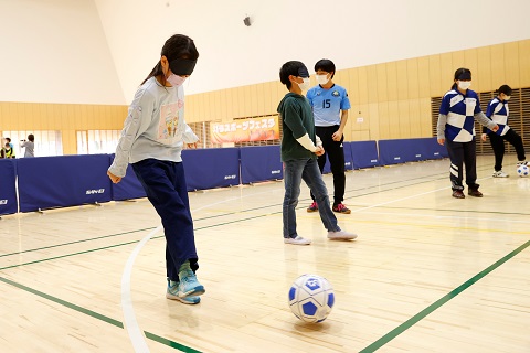 ブラインドサッカー昨年の「パラスポーツフェスタとうかつ」体験会の様子