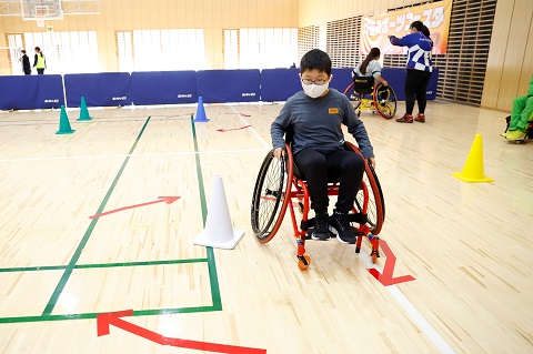 車いすスラローム昨年の「パラスポーツフェスタとうかつ」体験会の様子