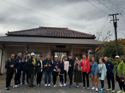 小湊鐵道・上総鶴舞駅前での集合写真