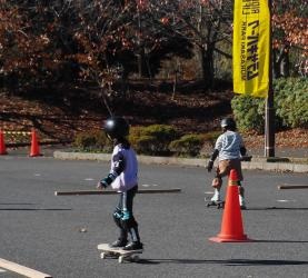 スケートボードで滑る参加者
