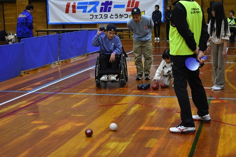 インフォマージュアリーナでボッチャを体験する男性
