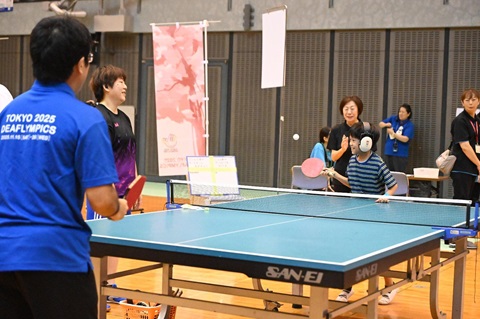 千葉ポートアリーナのデフスポーツPRブースで卓球をする子ども