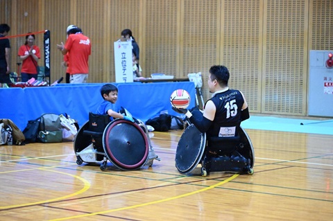 千葉ポートアリーナで大人と一緒に車いすラグビーを体験する子ども