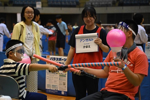 千葉ポートアリーナでソフトパラフェンシングを体験する子ども