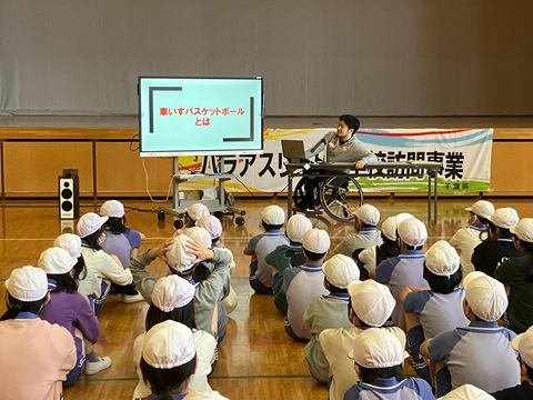 講演を行う川原選手