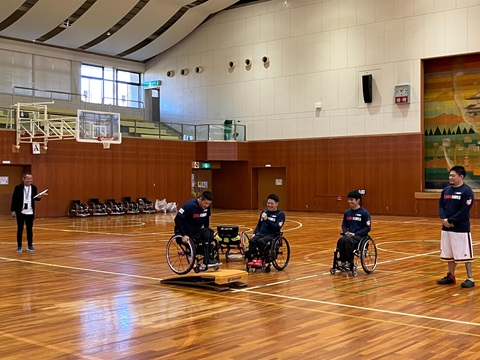車いすの動かし方を説明する選手